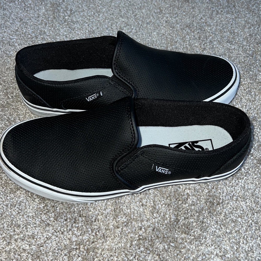 Asher Perf Leather Black Vans